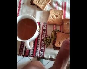 Porno colazione - contadino in stivali sborra su toast