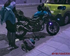 Sortie de boite de nuit, je me change dans la rue pour prendre ma moto