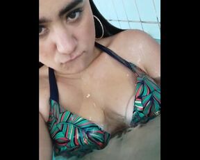 petite coquine se baigne a la piscine et se touche regarde moi sexe public