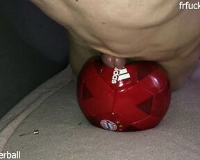 #18 Ejaculation rapide sur un ballon de foot du Bayern Munich