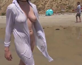 wetlook white shirt slut showing her boobs in water !!!