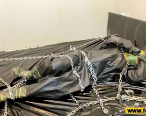 Fejira com Heavy latex and chain self-bondage orgasm