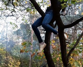 Girl climbed a tree to rub her pussy on it - Lesbian-illusion