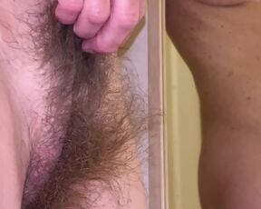 Hairy Sara rubs her big bush