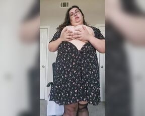 BBW Mastubates in Fishnets